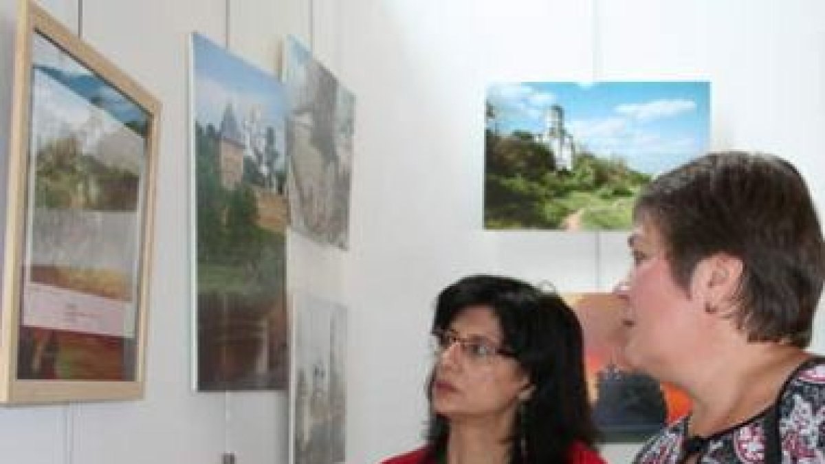 Teresa Gutiérrez e Irina Afanasieva, en un momento de la visita a la exposición rusa.