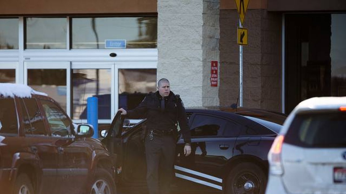 Un agente de policía llega al supermercado Wal-Mart de Hayden, donde ha tenido lugar el fatal accidente, este martes.