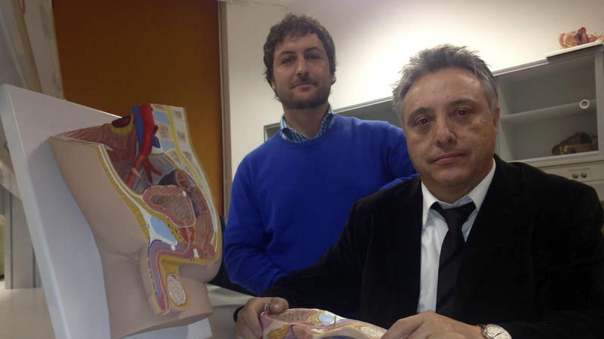 El urólogo del Caula Francisco Campanario y el profesor titular de Salud Pública de la ULE, Vicente Martín.