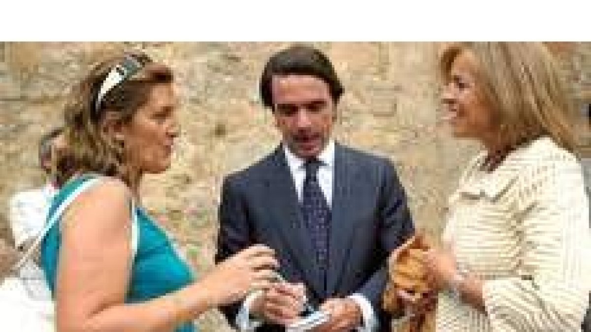 Aznar firma un autógrafo a una admiradora en presencia de Ana Botella
