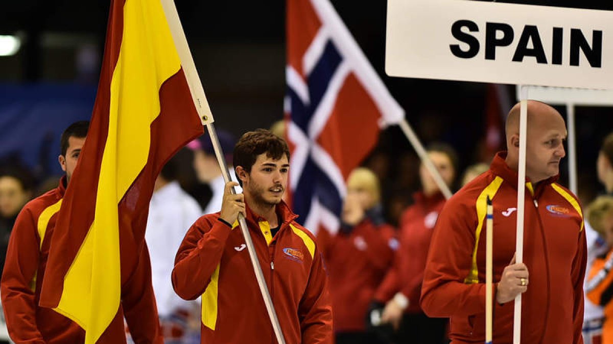 El leonés Eduardo de Paz porta la bandera de la delegación española en la ceremonia de inauguración