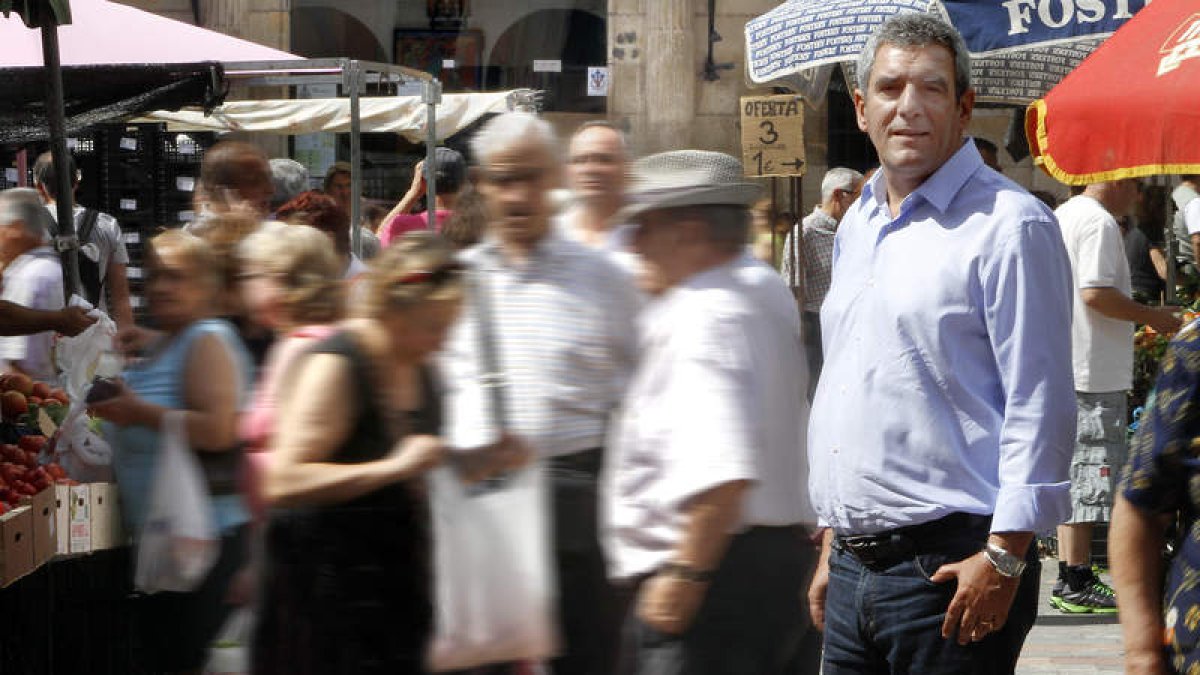 Julio Villarrubia, ayer en el mercado de la plaza Mayor de León