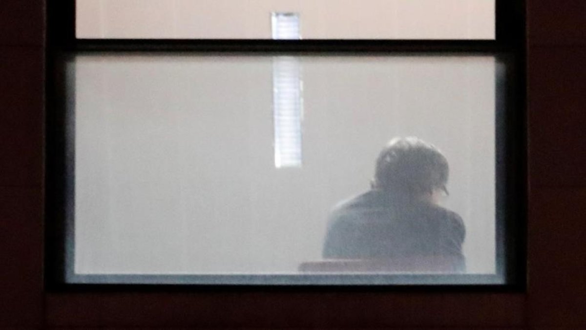 Fotografía del president de la Generalitat cesado, Carles Puigdemont, tomando declaración en Bruselas.