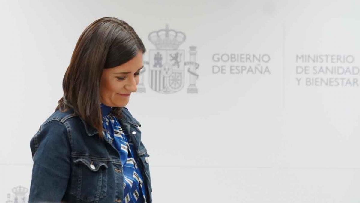 La ministra de Sanidad dimite por las irregularidades de su máster