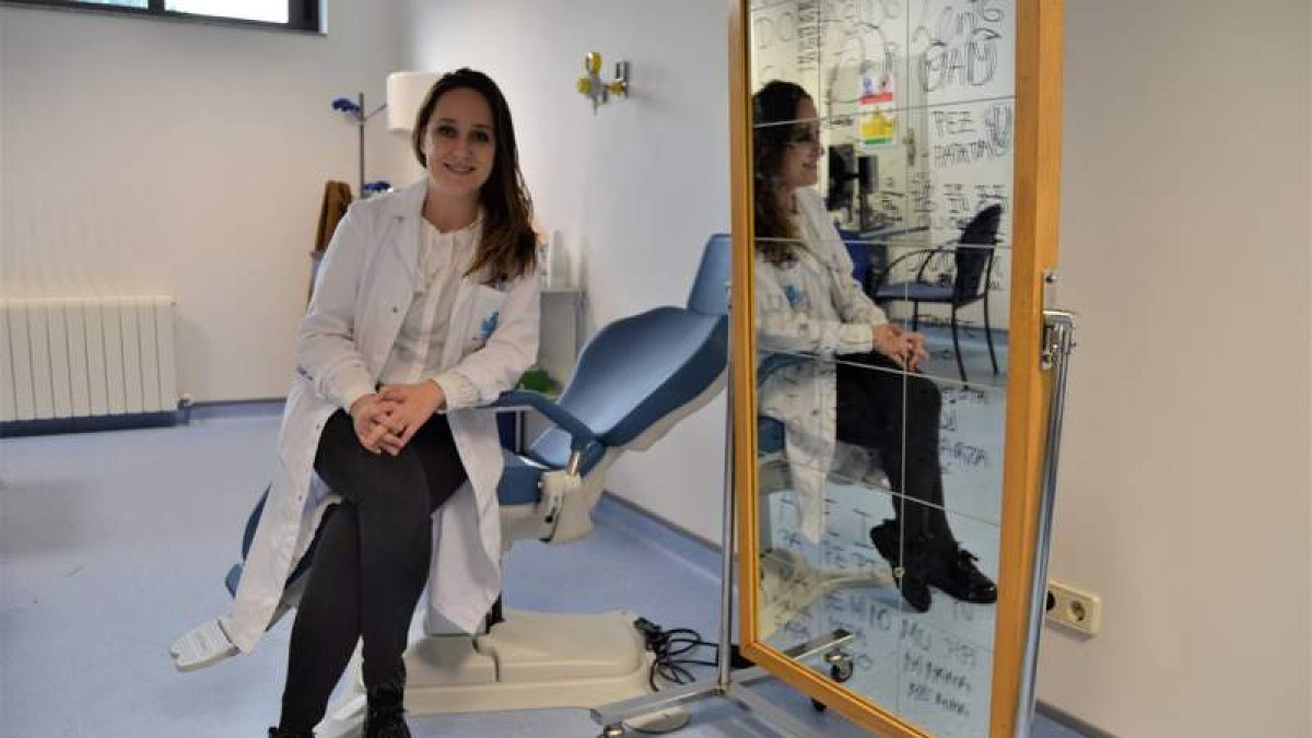 Cristina Olmo en la consulta del Hospital San Juan de Dios. DL