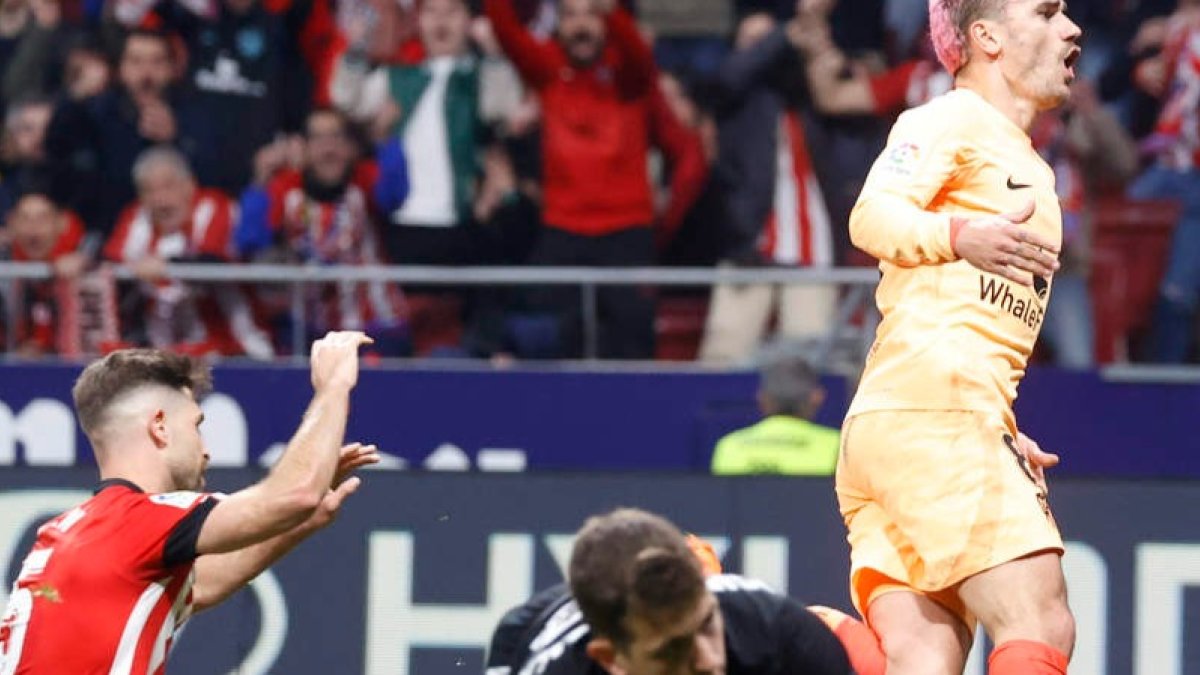 Antoine Griezmann celebra el gol del triunfo del equipo madrileño frente al Athletic. JUAN CARLOS HIDALGO