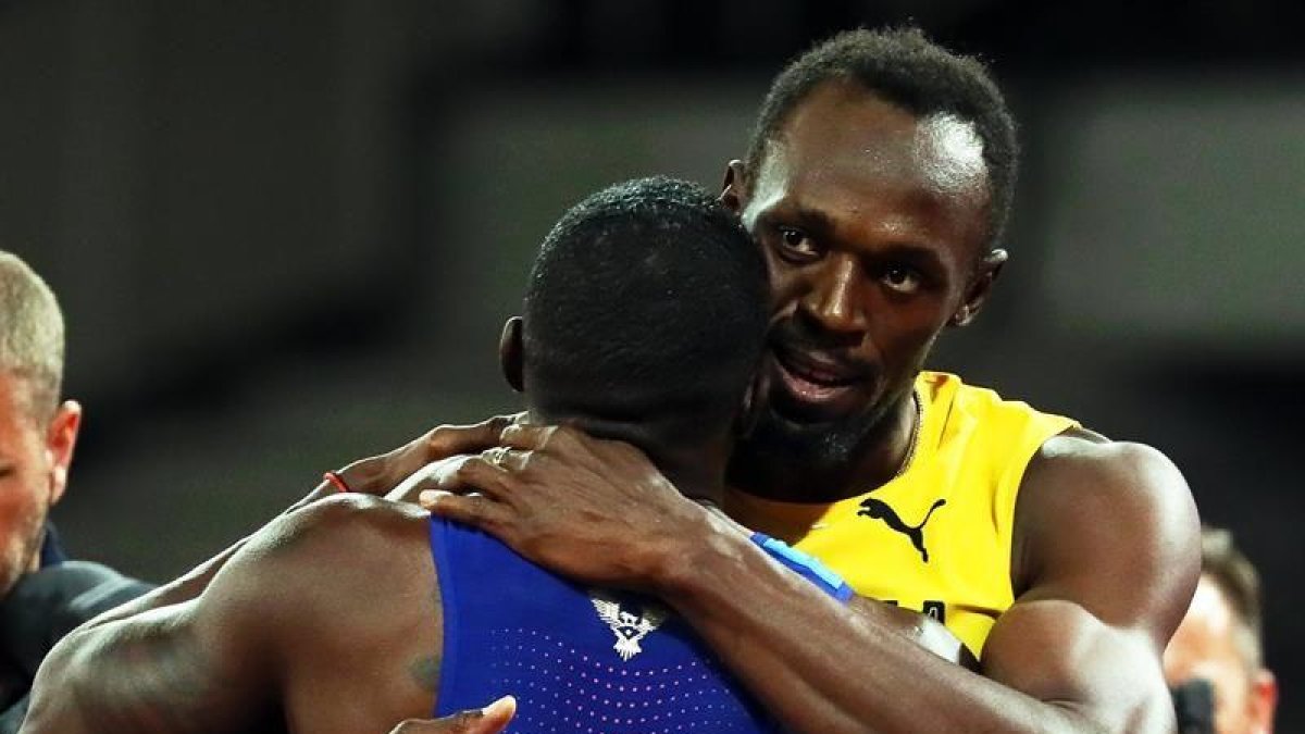 Bolt se abraza con Gatlin al final de la carrera.