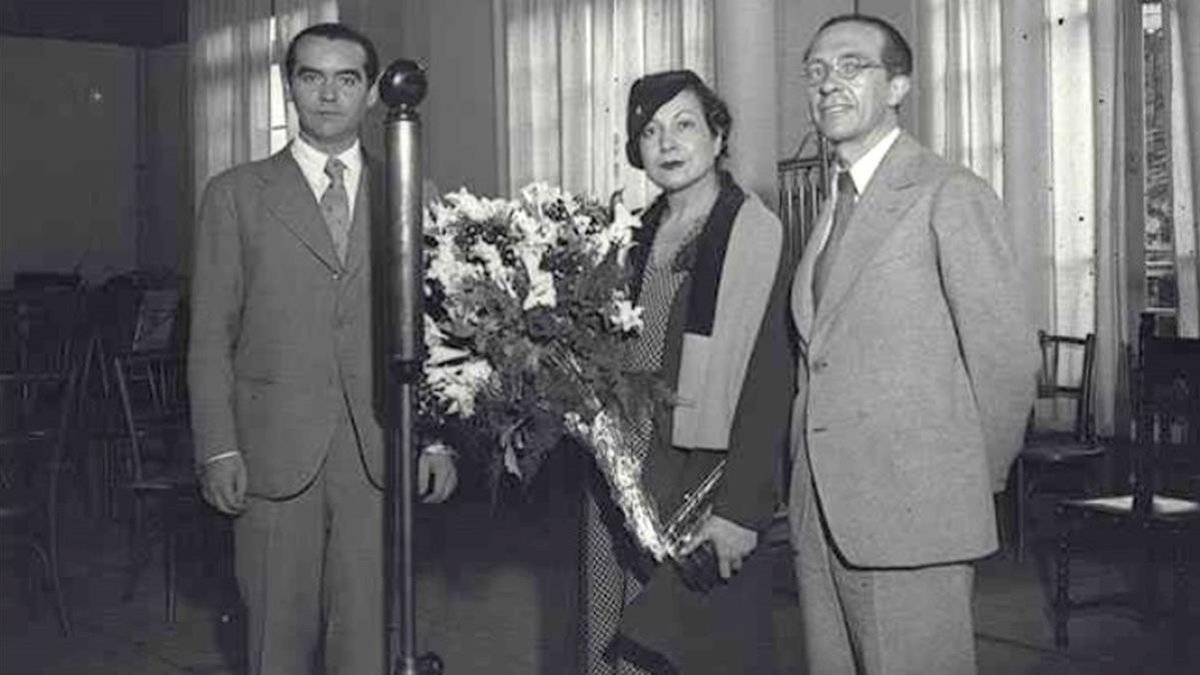 Federico Garcia Lorca junto a la actriz Margarita Xirgu y el dramaturgo Cipriano Rivas Cherif, en Barcelona en 1931. /