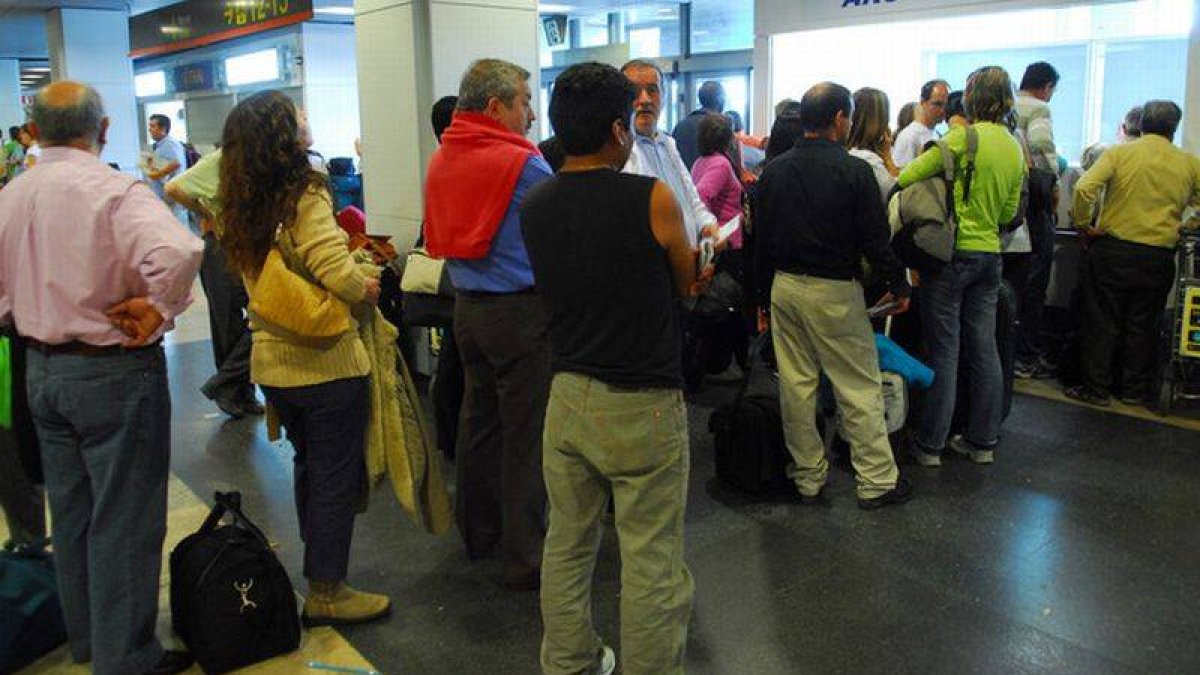 Pasajeros afectados por retrasos intentan presentar reclamación en el Aeropuerto de Barajas.