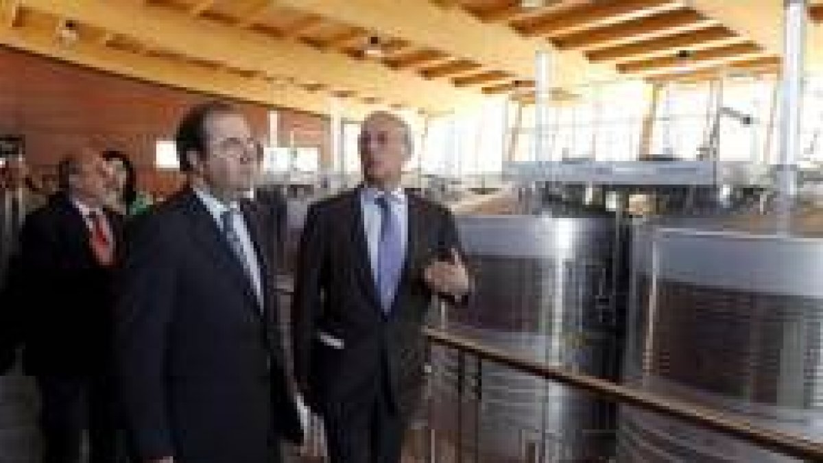 El presidente de la Junta inauguró en Peñafiel las instalaciones de Bodega Conde de San Cristóbal