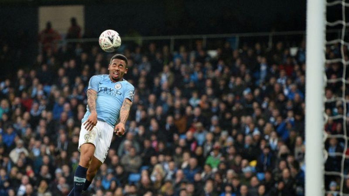 Gabriel Jesus se dispone a cabecear un balón.