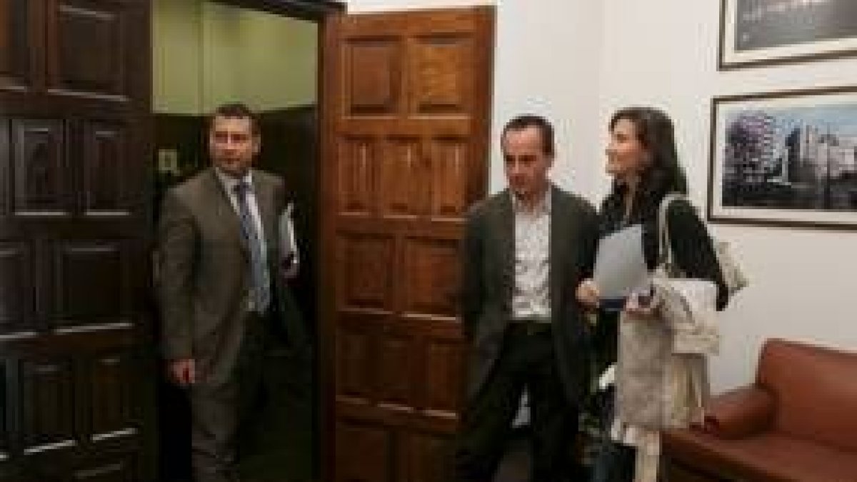 Reiner Cortés, ayer en el Ayuntamiento, junto a dos trabajadores de la Concejalía de Acción Social