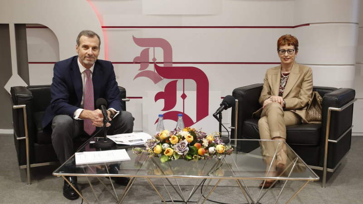 El co responsable de Desarrollo de Negocio de Capital Group en España Álvaro Fernández Arrieta y María Jesús Soto durante la charla. RAMIRO