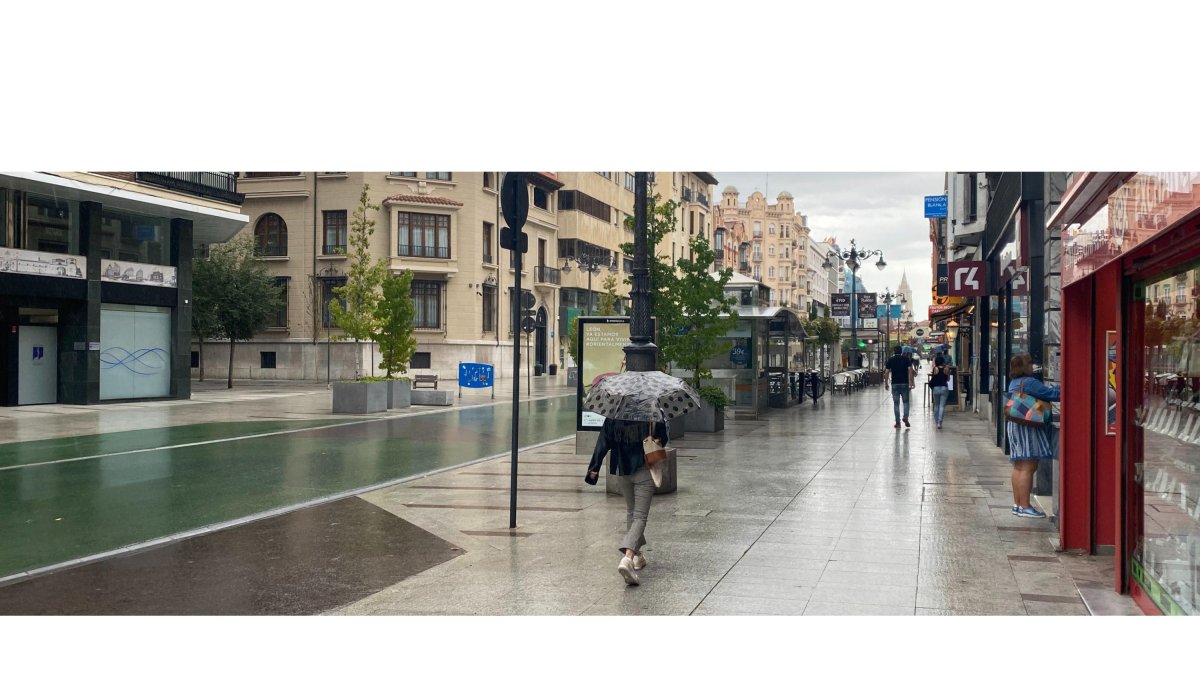 Los primeros paraguas de la temporada se han estrenado hoy en León capital. DL