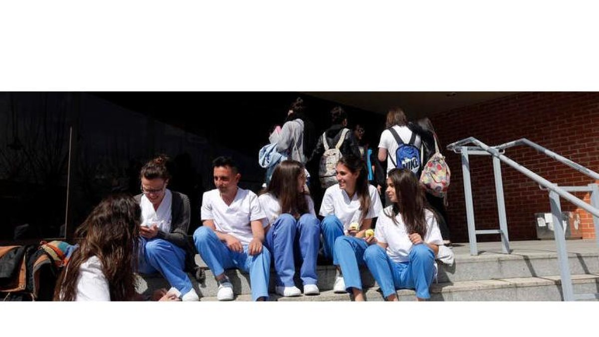 Alumnos de la Facultad de Enfermería en el campus de Vegazana que darán savia nueva a la profesión. MARCIANO PÉREZ