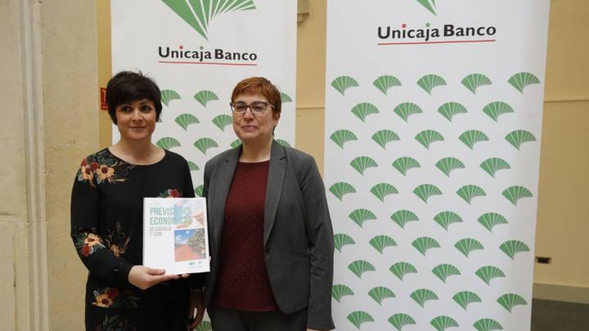 Marga Serna(I), directora territorial de Unicaja Banco y Felisa Becerra, de Analistas Económicos de Andalucía(D) presentan el número 17 del informe trimestral Previsiones Económicas de Castilla y León