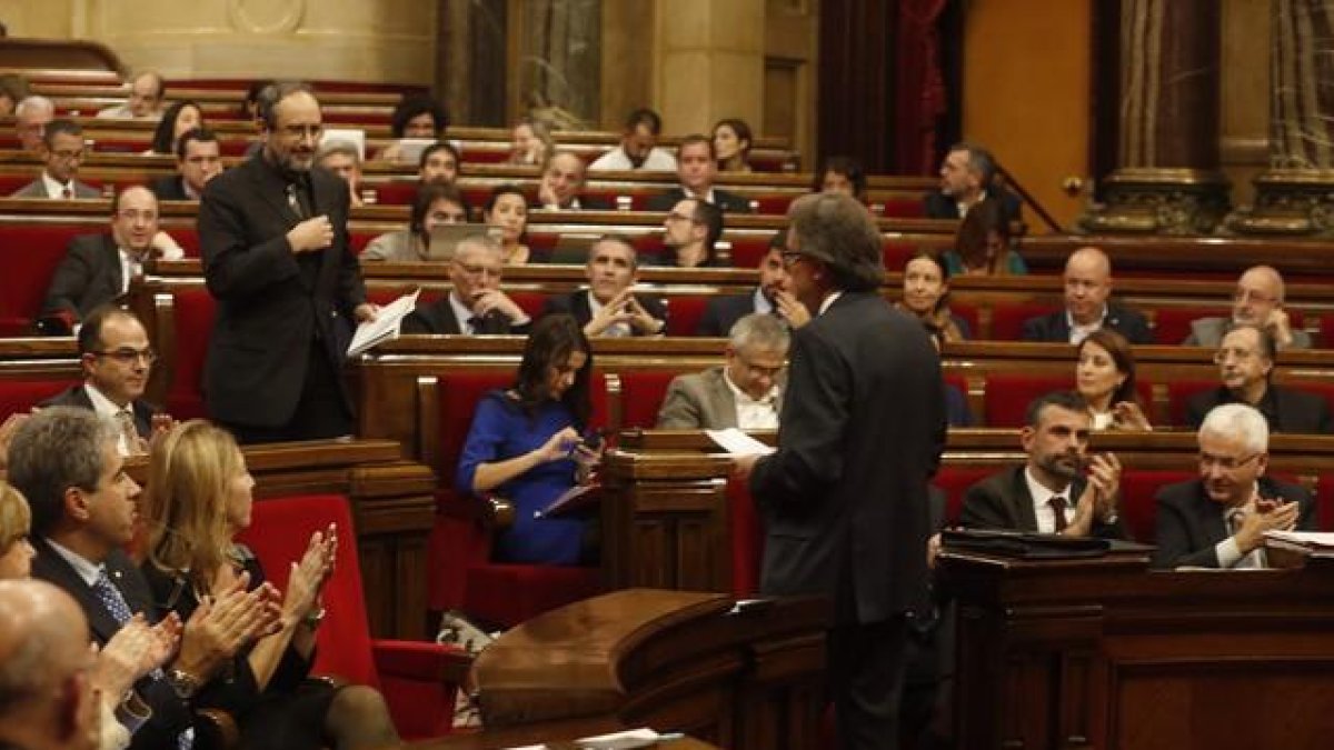 Artur Mas, frente a Antonio Baños, en el debate de investidura, ayer.
