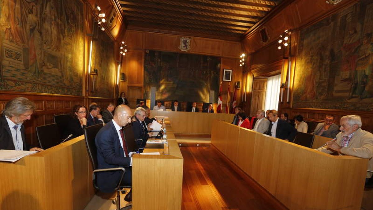 Sesión plenaria ordinaria de septiembre en la Diputación de León, ayer. MARCIANO PÉREZ