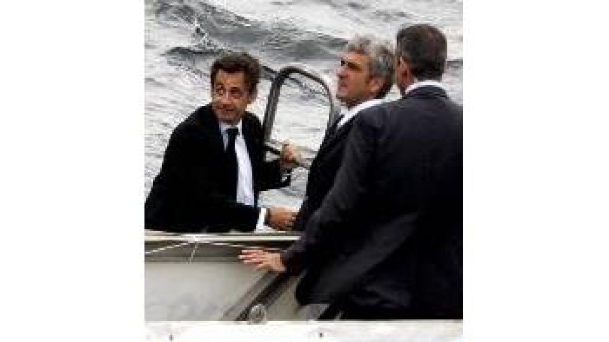 Sarkozy visitó ayer una base de las fuerzas aeronavales atómicas