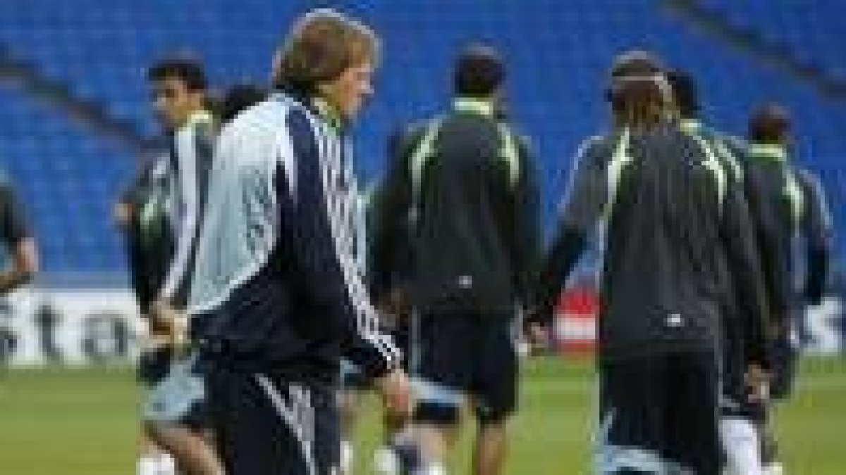 El técnico alemán, junto a sus jugadores, durante un entrenamiento en el Santiago Bernabéu