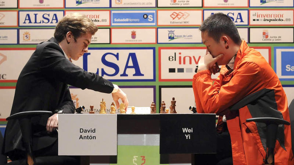 Antón se dispone a realizar un movimiento con blancas ante un pensativo Yi Wei en la primera partida de semifinales.