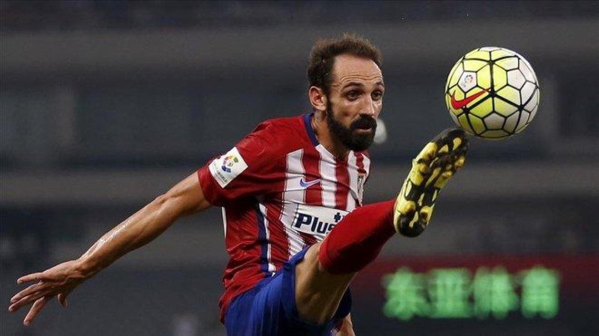 Juanfran durante un partido con el Atlético.