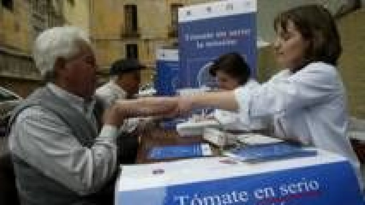 Una de las campañas de control de la tensión arterial para prevenir el ictus en León