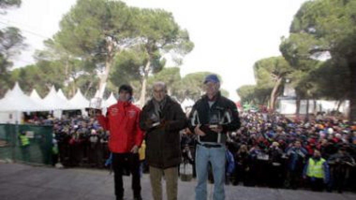 Julián Simón, Carmelo Ezpeleta, y Dennis Noyes recogen sus premios .