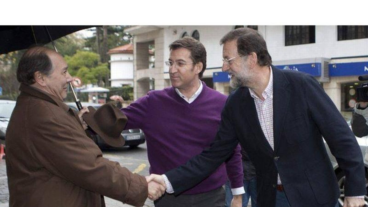Mariano Rajoy saluda a un ciudadano ante el presidente gallego, Alberto Núñez Feijóo.