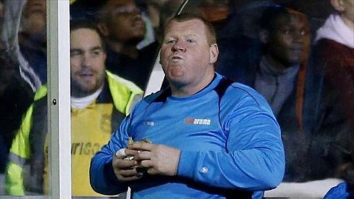 Shaw come una empanadilla en el banquillo durante el Sutton-Arsenal.