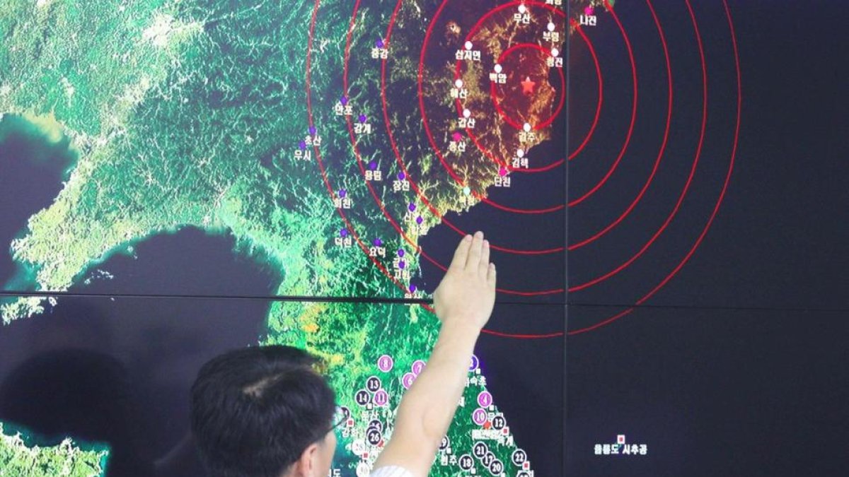 Un oficial de Corea del Sur apunta el epicentro del terremoto causado por el ensayo nuclear de Corea del Norte.