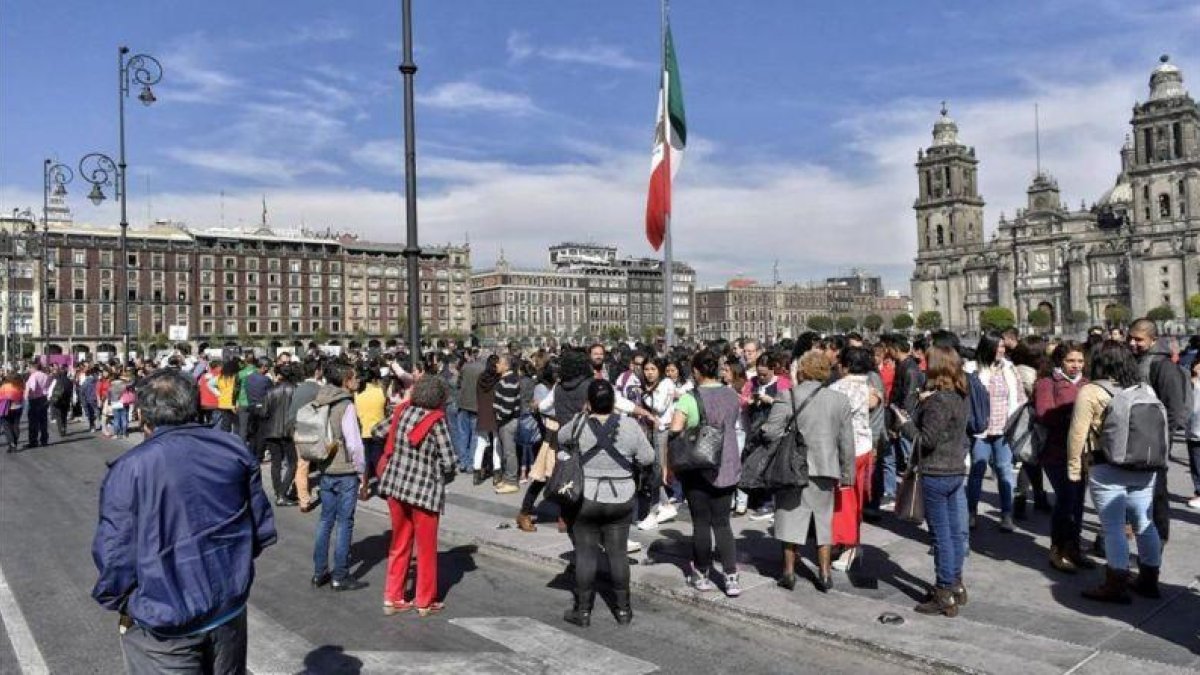 Personas desalojadas de edificios oficiales por el terremoto en Ciudad de México, este viernes.