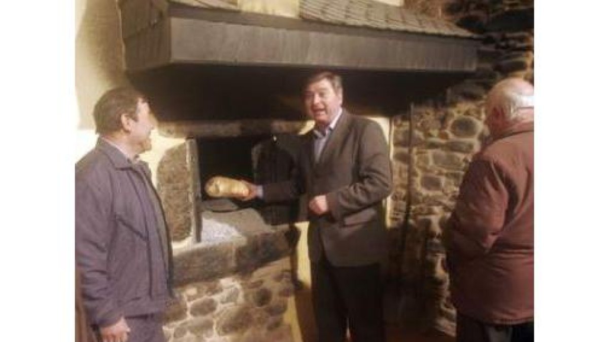 Los vecinos disfrutaron del pan recién hecho en el horno restaurado con una popular merienda