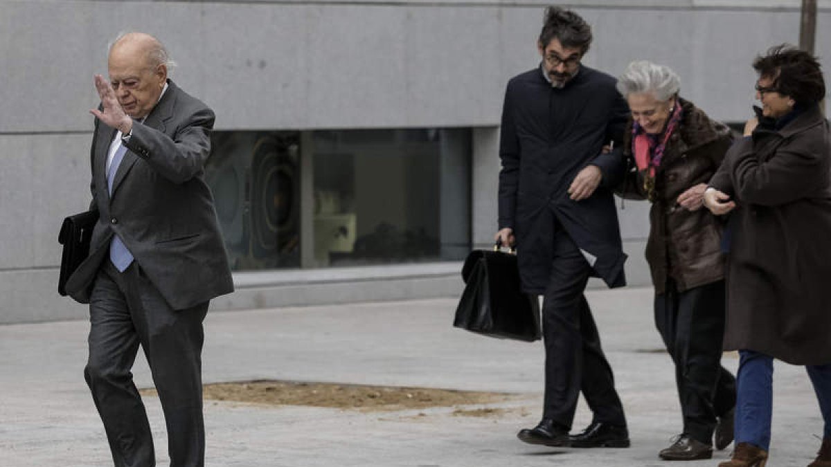 El ex presidente de la Generalitat, Jordi Pujol, y su esposa, detrás, Marta Ferrusola, cerca de la sede de la Audiencia Nacional. e. naranjo