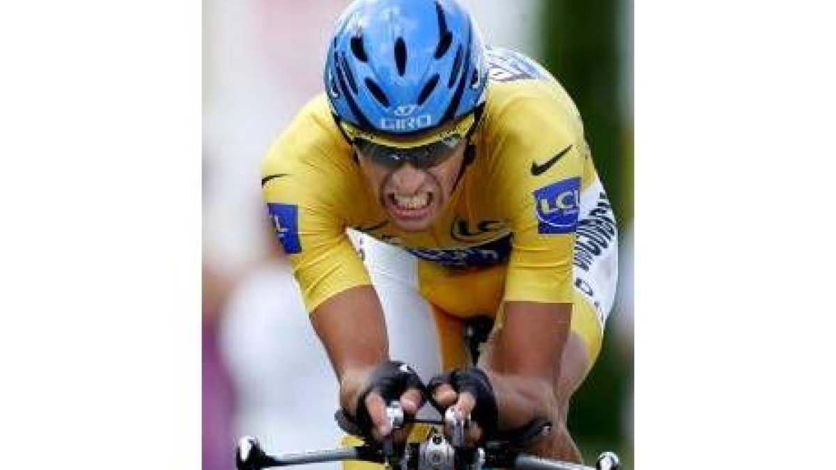 Contador, que acabó quinto en la etapa, realizó un supremo esfuerzo para conservar el amarillo