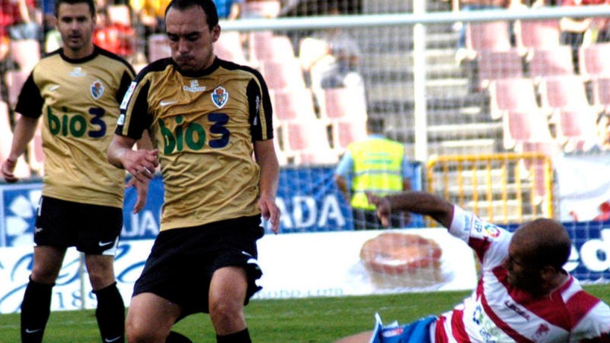 Iván Pérez trata de irse de Mikel Rico en la última visita de la Deportiva a Los Cármenes. DL