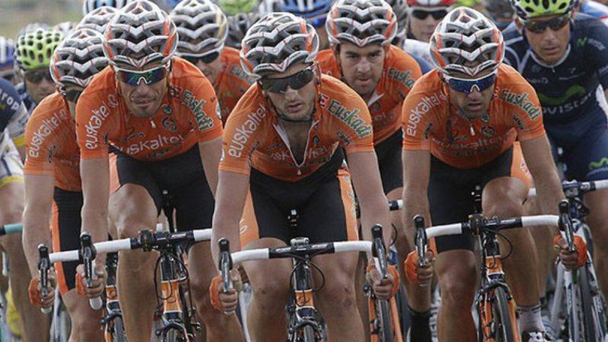 El equipo Euskaltel Euskadi, durante una carrera.