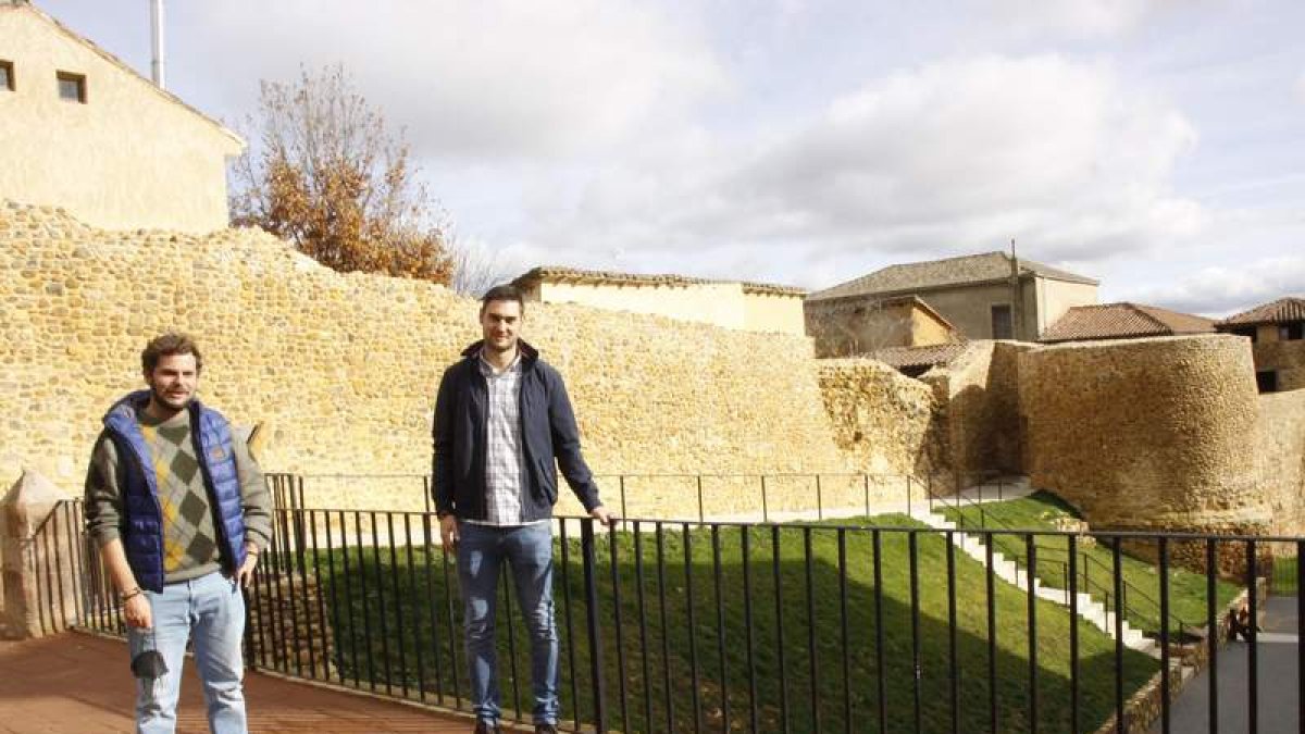 Santiago y Díez junto a la muralla de Almanza. CAMPOS