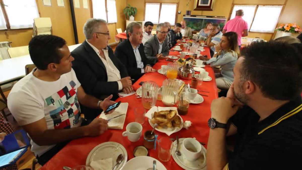 El alcalde, Antonio Silván, durante el desayuno que ha compartido hoy con la prensa deportiva de la ciudad.