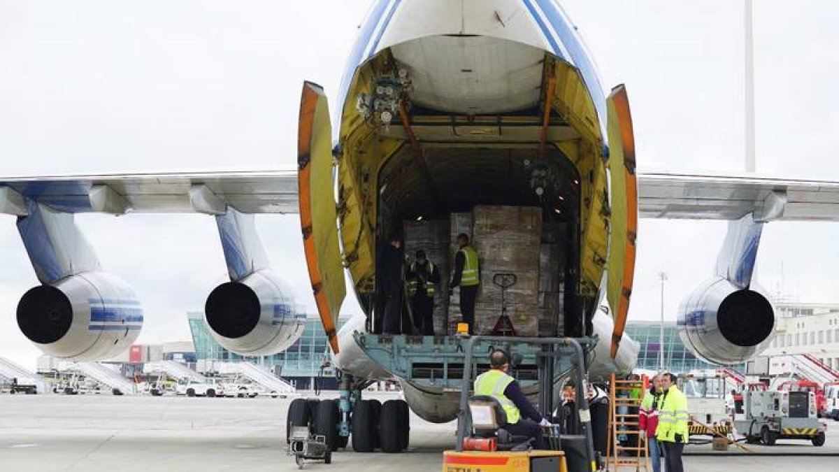 Fotografía facilitada por el Gobierno de Baleares que muestra el segundo avión procedente de Shangai con 17 toneladas de material sanitario.