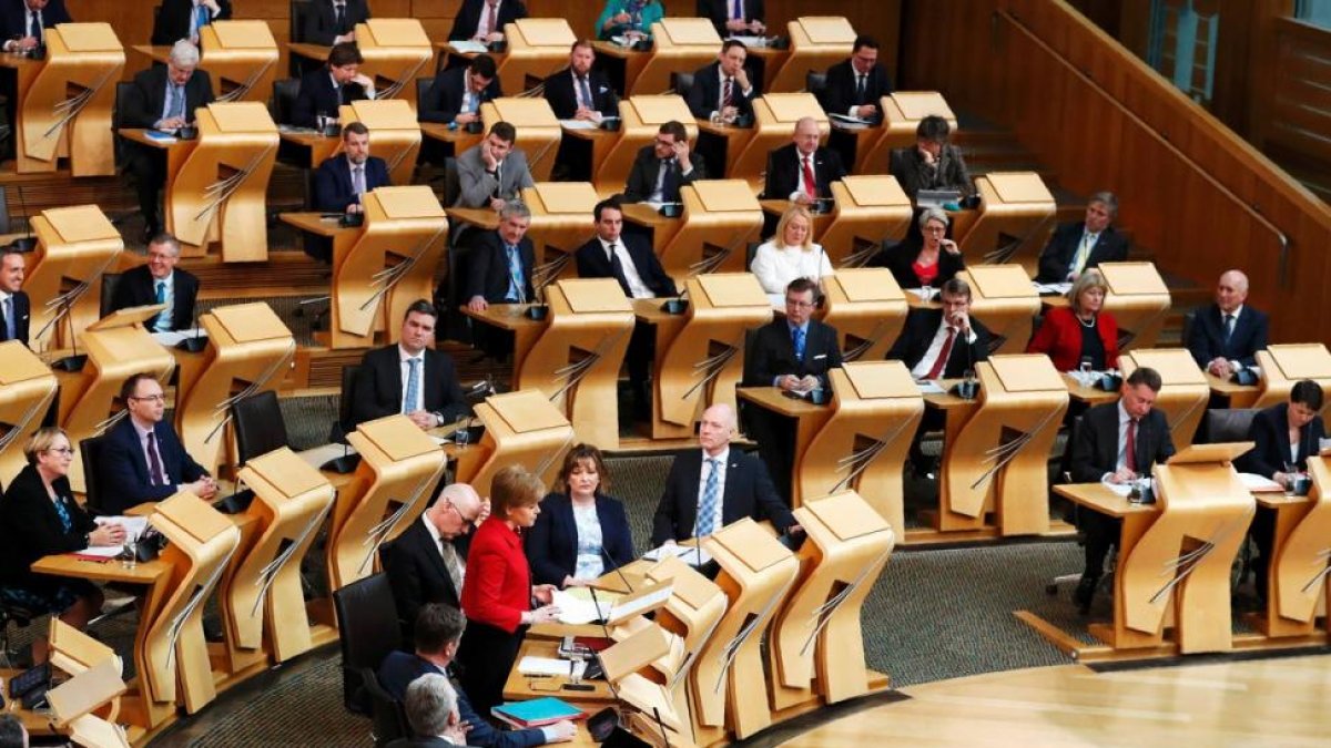 La ministra principal de Escocia, Nicola Sturgeon, interviene momentos antes de la votación del nuevo referéndum en el Parlamento de Escocia.
