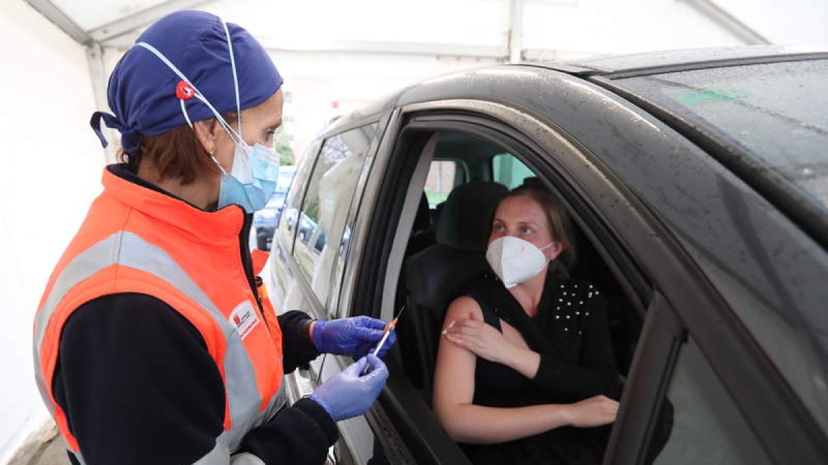 La vacunación dentro del vehículo en la carpa del Hospital El Bierzo. L. DE LA MATA