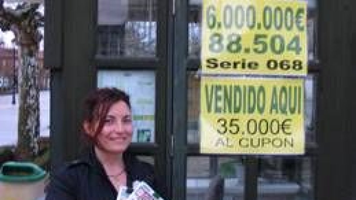 Maribel García, la vendedora que repartió la fortuna en Valderas, ante el anuncio del premio