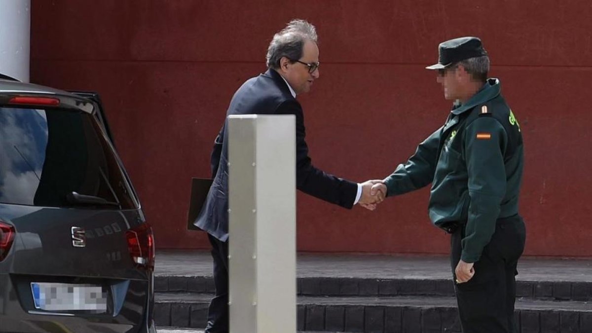 El president de la Generalitat, Quim Torra, saluda a un guardia civil a su llegada hoy a la cárcel madrileñaa de Estremera.