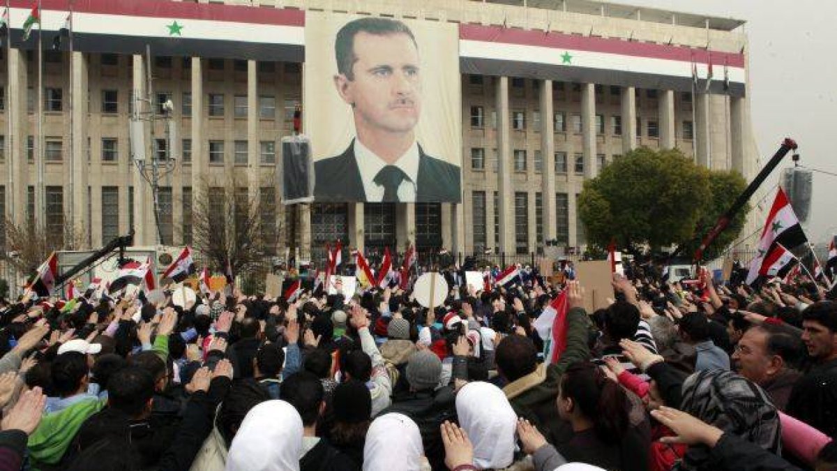 Seguidores del presidente sirio, Bachar al Asad, se concentran en la plaza Sabe Bahrat de Damasco.