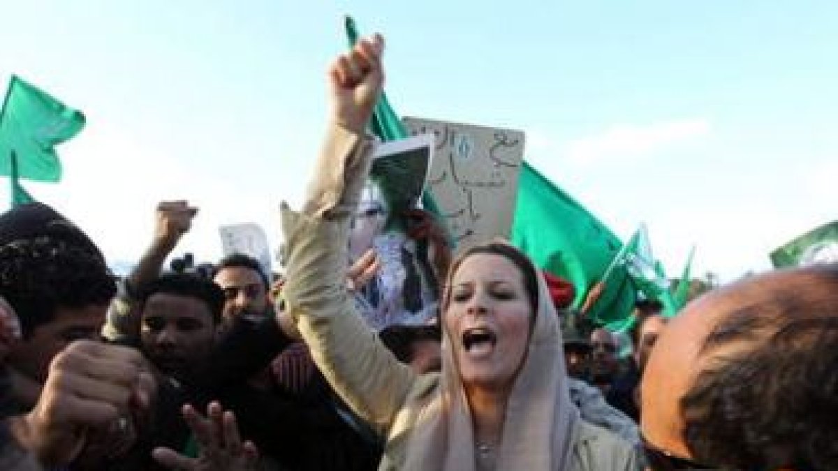 La hija de Gadafi, en el centro, rodeada de simpatizantes del régimen.