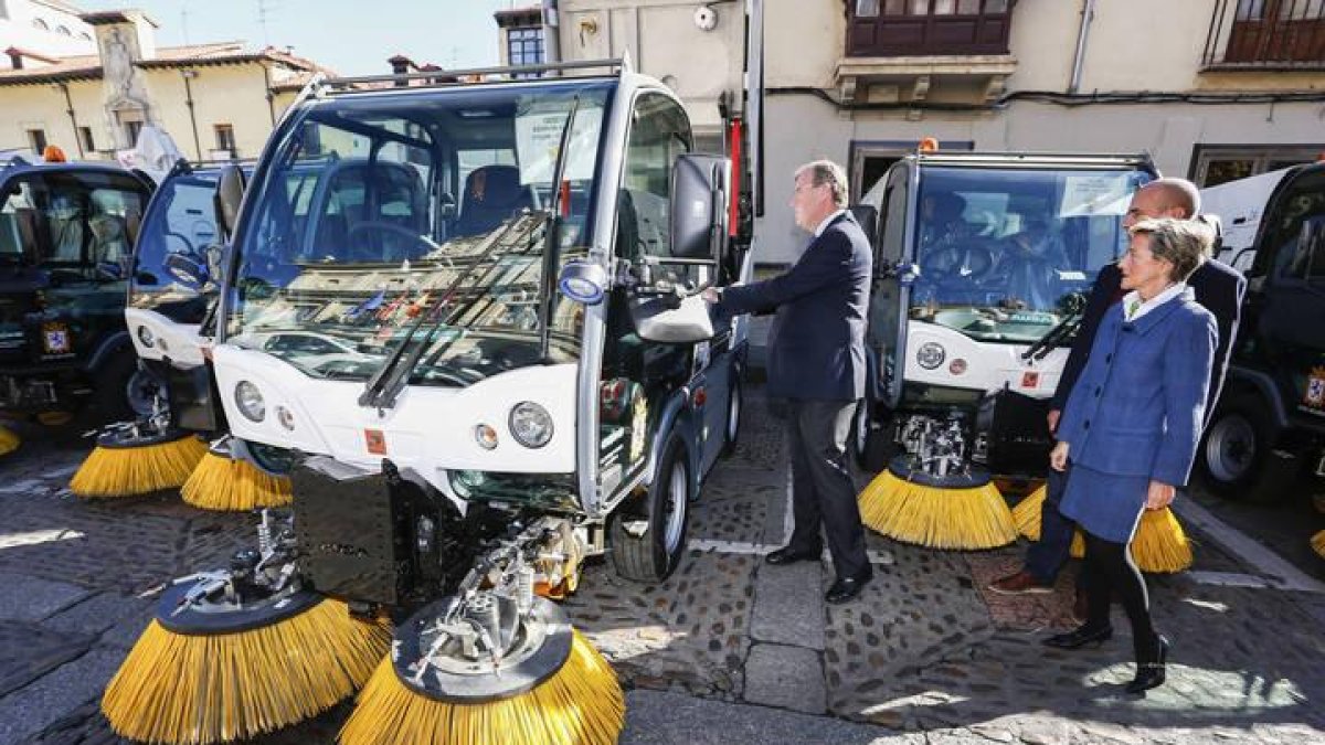 El alcalde de León, Antonio Silván, presenta los nuevos medios materiales para el plan de choque de limpieza de la ciudad