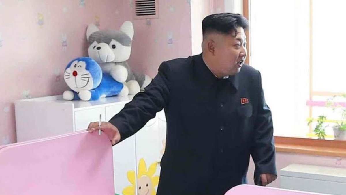 Kim Jong Un posó fumando en la visita a un orfanato en 2014.