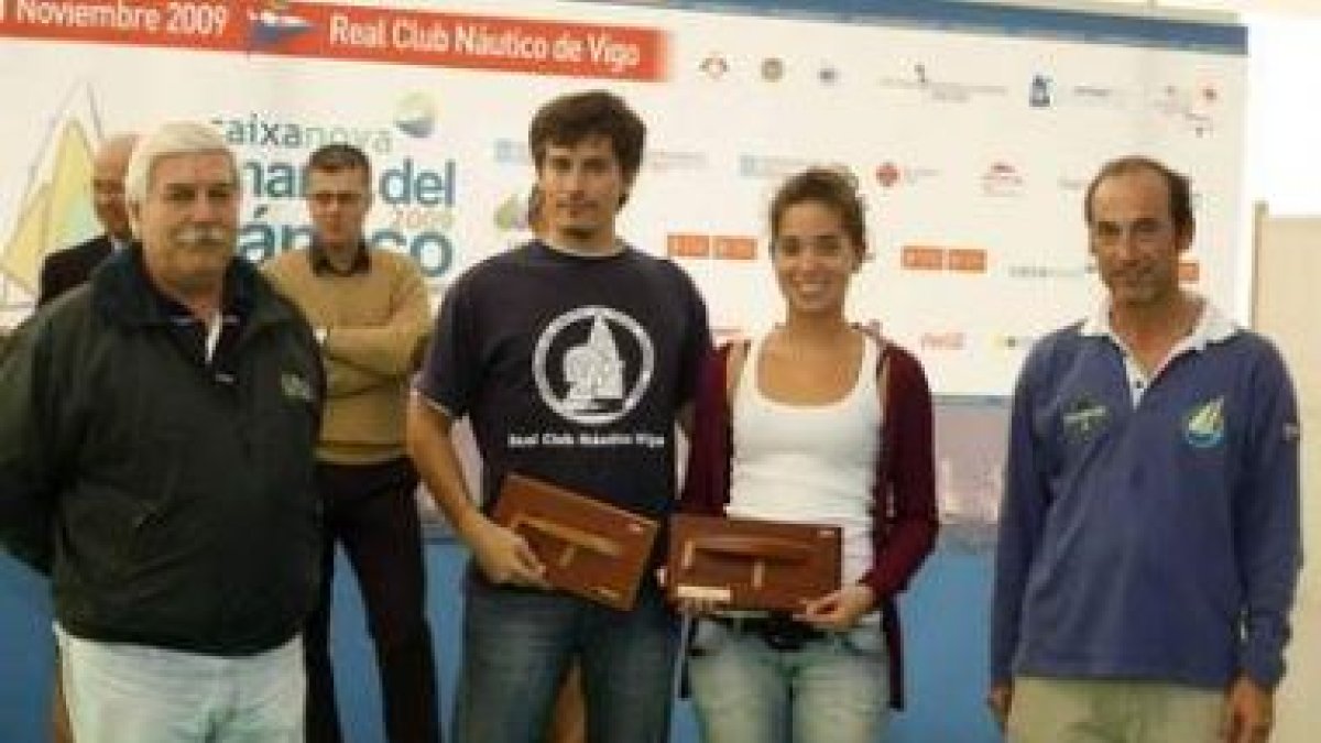 David y Lucía posan con los trofeos que les acreditan como terceros en la clasificación general.