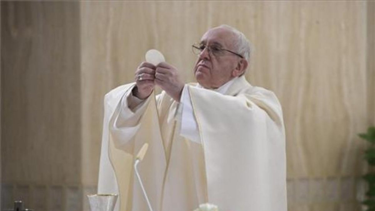 El papa Francisco ofrece una misa.